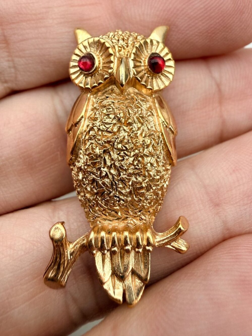 Crown Trifari Owl Brooch Vintage Gold-Tone Owl Red Rhinestone Eyes Textured Body - Picture 5 of 8